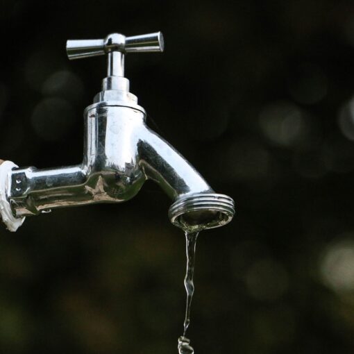 Résoudre une fuite d'eau à Lyon: Techniques et Astuces